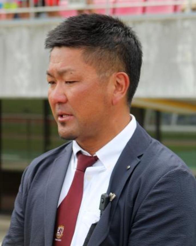 　涙ながらに取材に応じる京都工学院高ラグビー部の大島淳史監督＝３１日、たけびしスタジアム京都