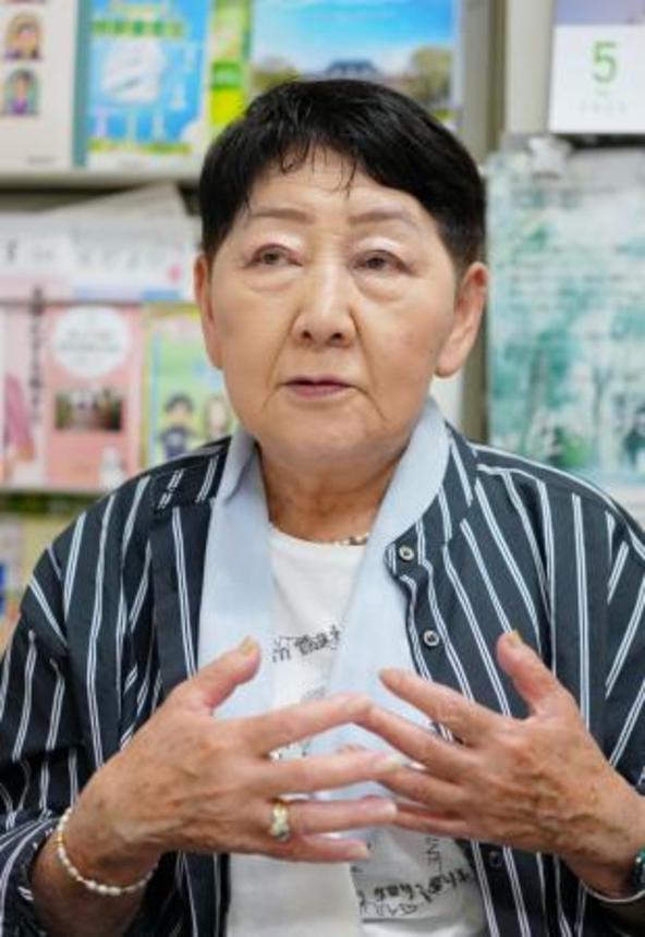 　取材に応じる千葉景子氏