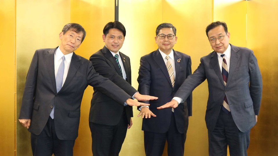 オール岐阜へポーズをとる（右から）矢島薫社長、村瀬幸雄会頭、柴橋正直市長、山田伝夫岐阜支社長＝２７日午後、岐阜市役所