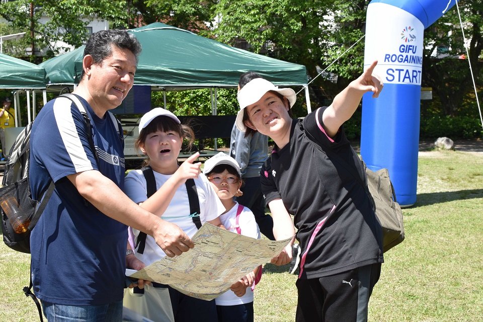地図を見ながらルートを検討する家族連れ＝下呂市幸田、しらさぎ緑地公園
