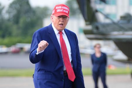 　訪問先のニュージャージー州の空港でポーズを決めるトランプ大統領＝２１日、モリスタウン（ＡＰ＝共同）