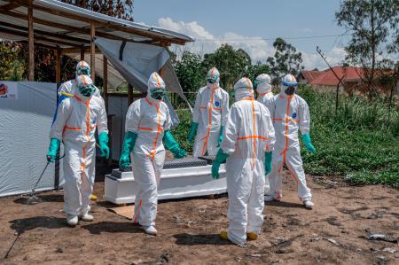 　コンゴ東部イトゥリ州でエボラ出血熱による死者の遺体回収や埋葬、消毒に当たる医療従事者＝８日（ゲッティ＝共同）