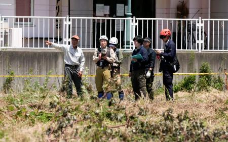 　ヒグマに襲われた男性が倒れていた現場付近を調べる北海道立総合研究機構の専門家ら＝１４日午前、北海道福島町