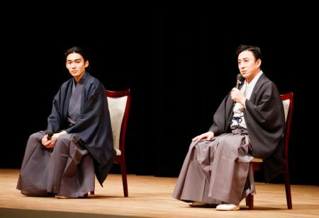 　トークセッションに登壇した十代目松本幸四郎さん（右）と市川染五郎さん親子＝２７日午後、前橋市