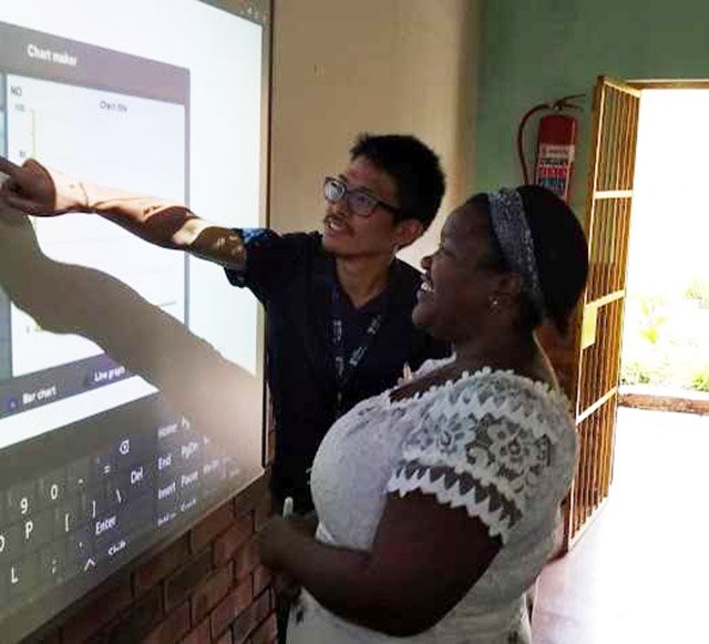 ワークショップで電子黒板を体験している様子＝南アフリカ共和国