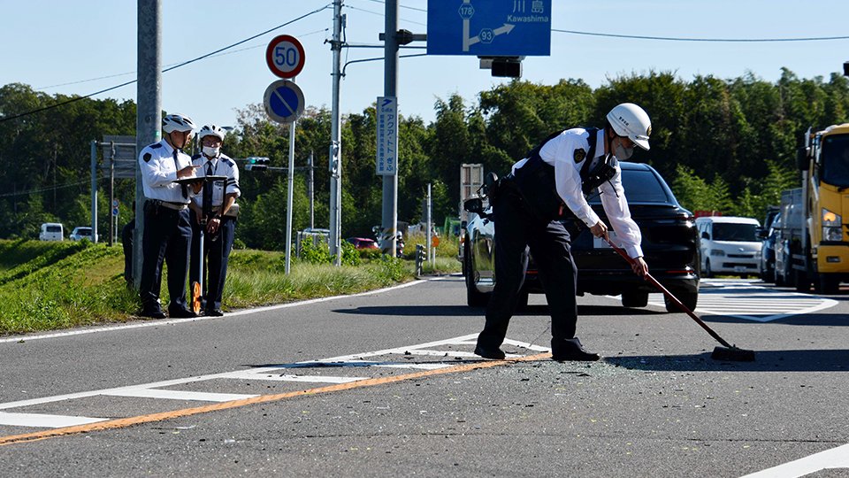 幼稚園送迎バスとトラックが衝突した交差点＝６日午前１０時１４分、羽島郡笠松町米野