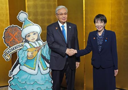 　中央アジア５カ国との首脳会合を前に、カザフスタンのトカエフ大統領（左）と握手する高市首相＝２０日午前、東京都千代田区（代表撮影）