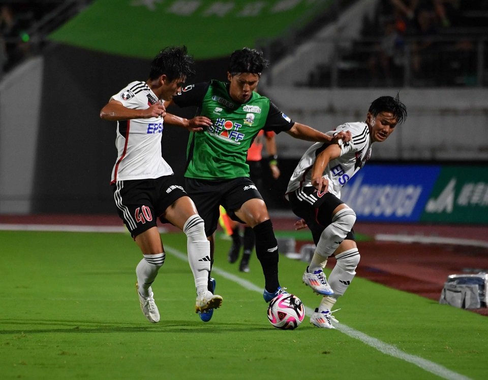 ＦＣ岐阜×松本＝攻め込むFC岐阜のＭＦ荒木（中央）＝長良川競技場