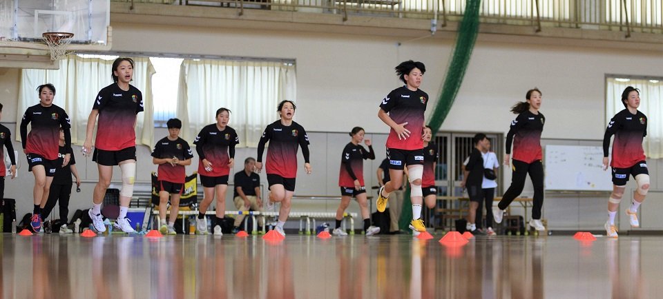 練習試合の前にウオーミングアップに汗を流す選手たち＝名古屋市内