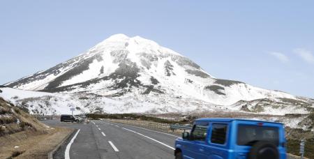 　北海道・知床半島の羅臼岳＝２０２３年４月