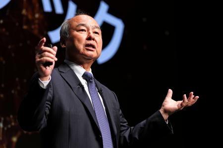 　法人向けイベントで、ＡＩ技術を使ったサイバー攻撃に備える新サービスについて説明するソフトバンクグループの孫正義会長兼社長＝１６日午後、東京都港区