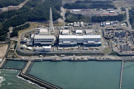 新潟県の東京電力柏崎刈羽原発の（左から）５、６、７号機＝２０２５年１１月７日（共同通信社機から）