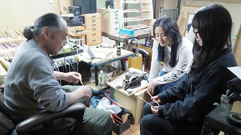 商品開発の会議をする（左から）小坂礼之さん、賀東楓さん、濱里彩音さん