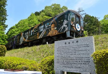 　事故現場近くを走る信楽高原鉄道の車両＝１４日午前１１時４２分、滋賀県甲賀市