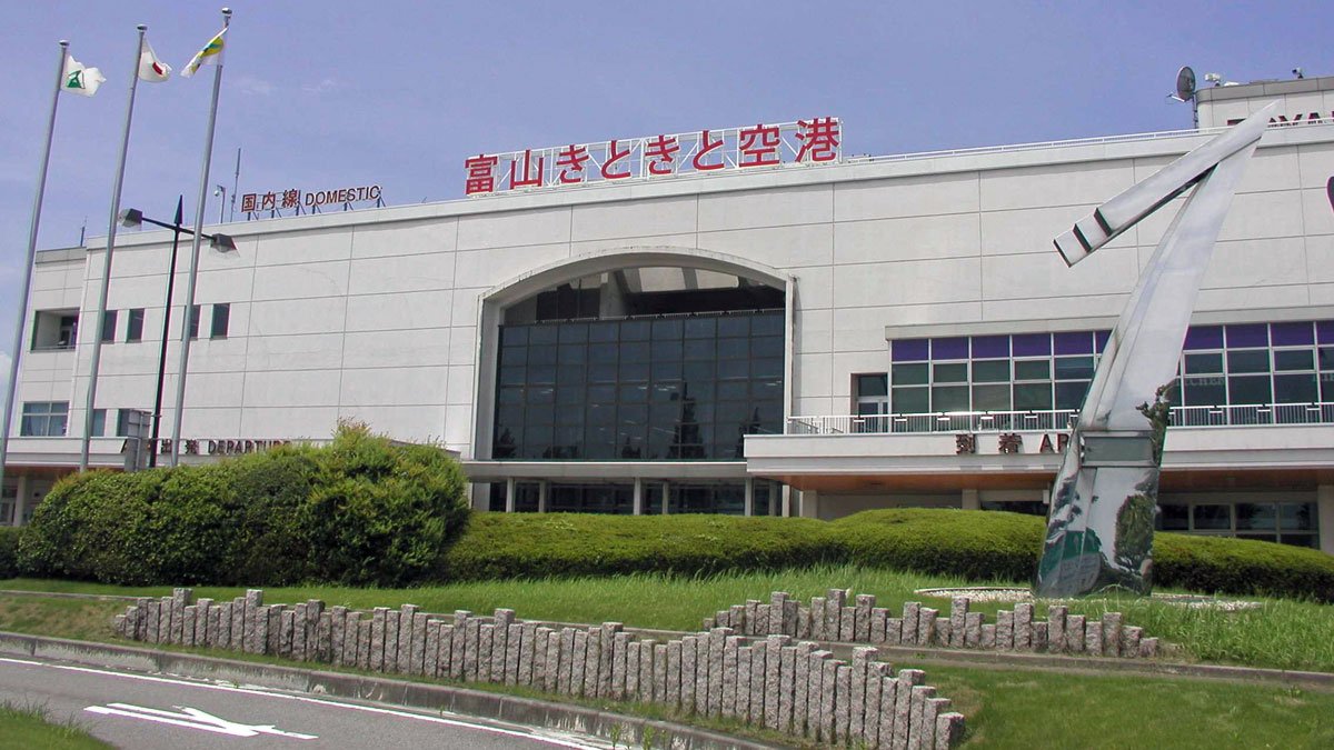 愛称が変更される富山市の富山空港（富山県航空政策課提供）