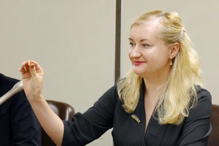 　外国法事務弁護士のバッジを手にするイリーナ・ウリバチョバさん＝２０２５年１０月、東京・霞が関の司法記者クラブ