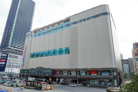 　日本で一番高層階に位置するマクドナルドの店舗が入る百貨店＝４月、広島市南区