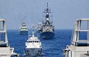 　隊列を組んで航行する各国の艦船。手前から２隻目は自衛隊の護衛艦「いかづち」＝２４日、南シナ海洋上（共同）