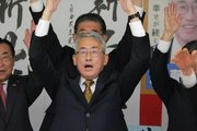 無投票で再選を決め、万歳三唱する加藤淳司さん＝１６日午後５時４０分、土岐市泉町久尻の選挙事務所