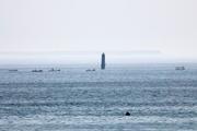 　北方領土・歯舞群島の貝殻島付近の漁場でコンブ漁をする漁船＝１日午前７時３５分