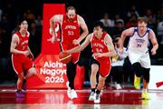 　日本―台湾　第１クオーター、攻め込む高島（右から２人目）＝ＩＧアリーナ