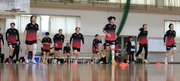練習試合の前にウオーミングアップに汗を流す選手たち＝名古屋市内