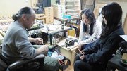 商品開発の会議をする（左から）小坂礼之さん、賀東楓さん、濱里彩音さん