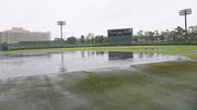 雨で水がたまったグラウンド＝大垣北公園野球場