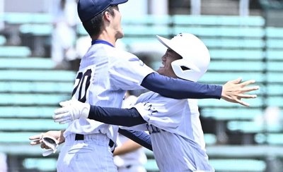 帝京大可児×大垣日大＝９回裏帝京大可児２死一、二塁、中適時打でサヨナラを決め歓喜する細江（右）＝長良川
