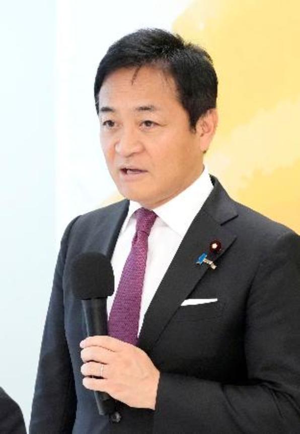 　国民民主党の両院議員懇談会で発言する玉木代表＝１７日午前、国会