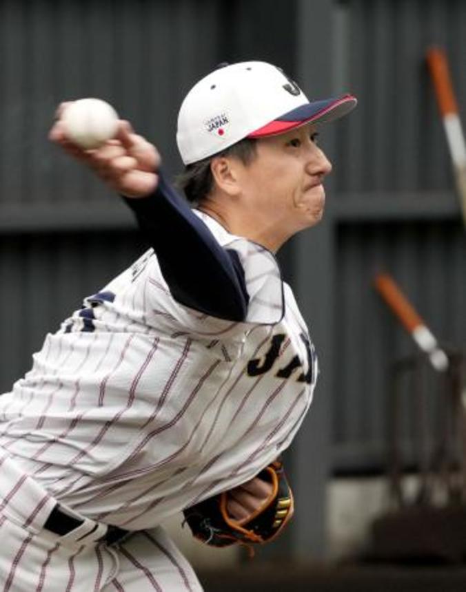 　ブルペンで投球練習する大勢＝宮崎