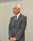 あいさつする山下清久委員長＝関市役所