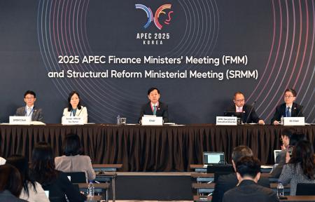 　ＡＰＥＣ財務相会合について記者会見する韓国政府関係者ら＝２３日、韓国・仁川（聯合＝共同）