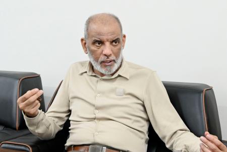 　インタビューに応じるホサム・バドラン氏（共同）