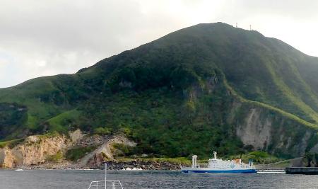 　避難を希望した住民らを乗せ鹿児島県十島村の悪石島を出港するフェリー＝９日午前（第１０管区海上保安本部提供）
