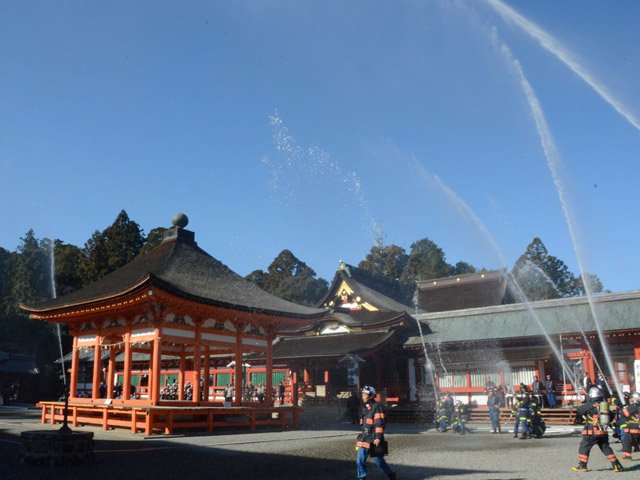 不破郡垂井町の消防団員らによる訓練。地域の防災力維持のため西濃の各町では定員や待遇の見直しが進められている＝２０２０年１月、同町宮代、南宮大社