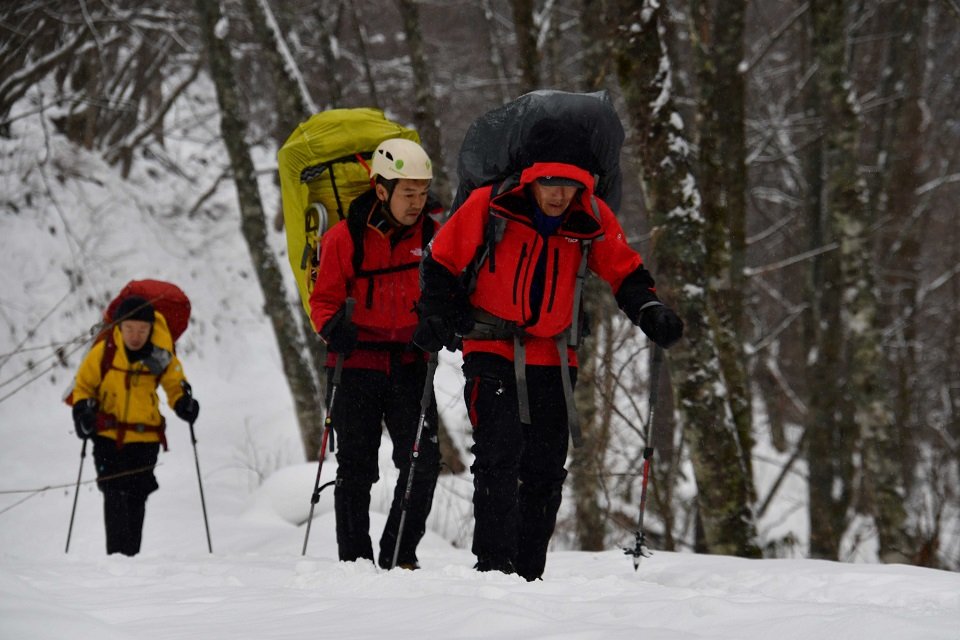 越年登山に出発する登山者＝２９日午前８時３８分、高山市奥飛騨温泉郷