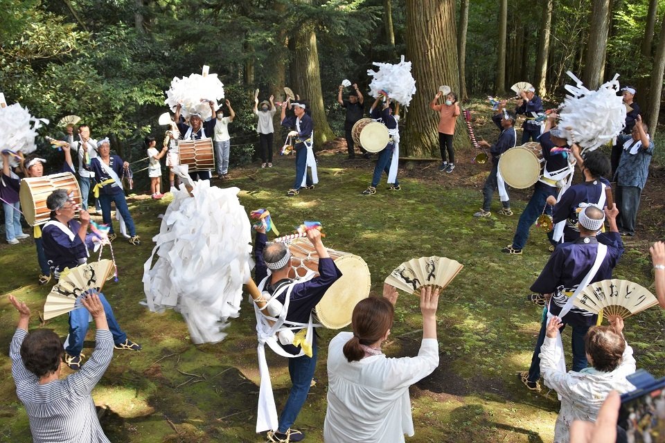 太鼓を打ち鳴らして雨乞い踊りを奉納する地元住民ら＝本巣市根尾門脇、八幡神社