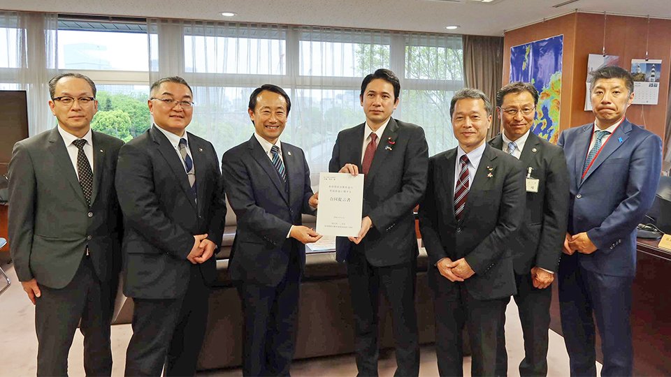 東海環状道整備促進を求め、加藤竜祥国土交通政務官に提言書を手渡す江崎禎英知事（左から３人目）ら＝国土交通省