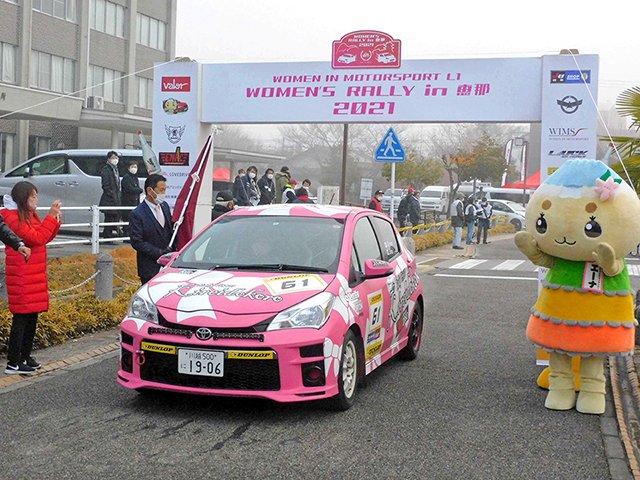 スタートするラリー車＝５日午前７時５５分、恵那市役所前