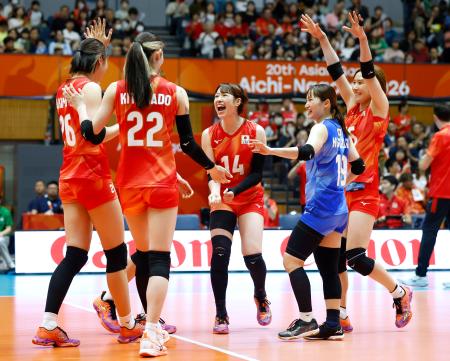 　日本―ネパール　第３セット、得点を喜ぶ塩出（中央）ら＝小牧市スポーツ公園総合体育館
