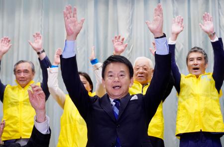 　さいたま市長選で５選を果たし、万歳する清水勇人氏（中央）ら＝２５日午後、さいたま市