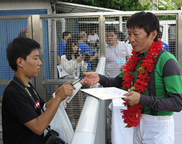 ハヴアナイスディで優勝し、ファンにサインをする丸野勝虎騎手