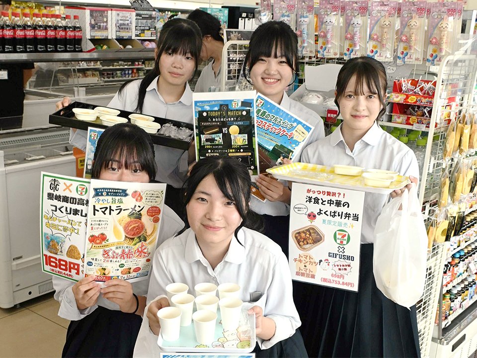 開発した商品の試食を店舗で行ったＬＯＢ部の部員たち＝岐阜市則武東、セブン－イレブン岐阜市則武店