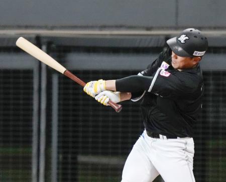 　４回ロッテ無死二塁、角中が右越えに勝ち越しの２ランを放つ＝エスコンフィールド