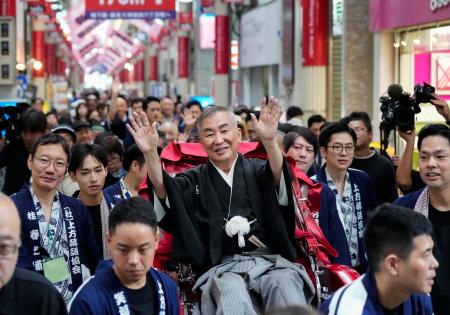 　人力車に乗ってお練りをする桂文枝さん（中央）＝１４日午前、大阪市北区の天神橋筋商店街