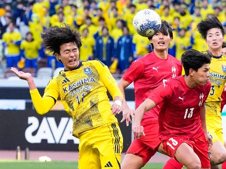 　神村学園―鹿島学園　後半、ヘディングでゴールを狙う鹿島学園・渡部（左）＝ＭＵＦＧ国立