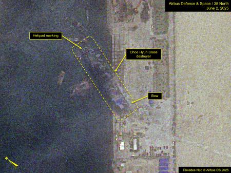 　横倒しから直立の状態に戻された北朝鮮の５千トン級駆逐艦の衛星画像（プレアデス・ネオ（Ｃ）エアバスＤＳ２０２５、エアバス・ディフェンス・アンド・スペース／３８ノース提供・共同）