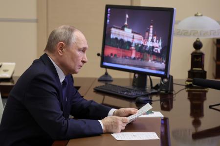 　戦況について報告を受けるロシアのプーチン大統領＝２６日、モスクワ（ロシア大統領府提供・ＡＰ＝共同）