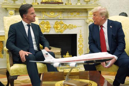 　１４日、ホワイトハウスで会談するトランプ米大統領（右）とＮＡＴＯのルッテ事務総長（ＡＰ＝共同）